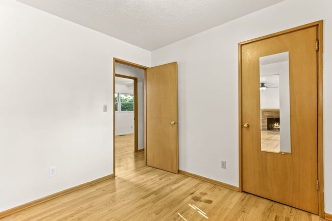 Building Photo - 9877 SE 33rd Ave