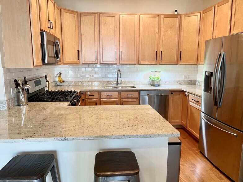 Building Photo - 909 W Washington Blvd