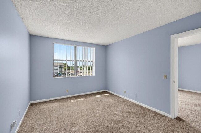 Building Photo - 724 Executive Center Dr