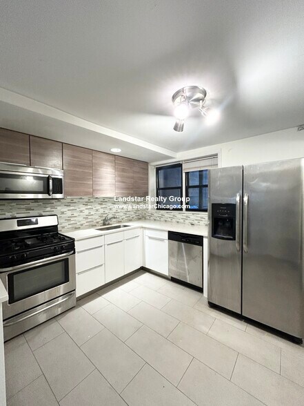 Building Photo - 1160 N La Salle Dr