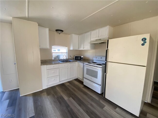 Building Photo - 7877 Suncoast Dr