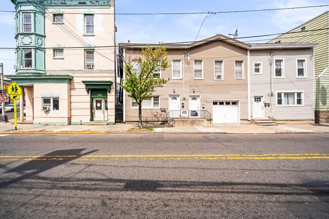 Primary Photo - 687 Summit Ave