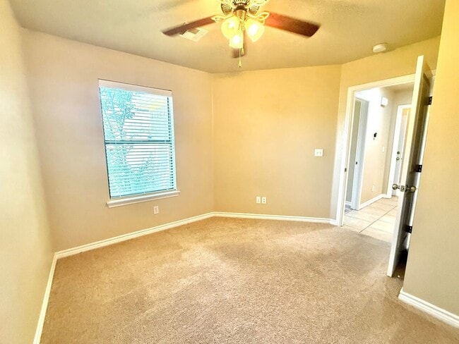 Building Photo - 402 Boggy Creek Dr