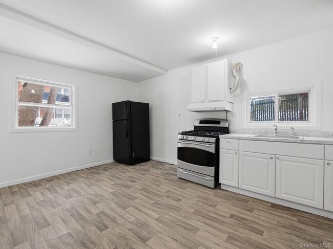 Building Photo - 19 E Castle Ave