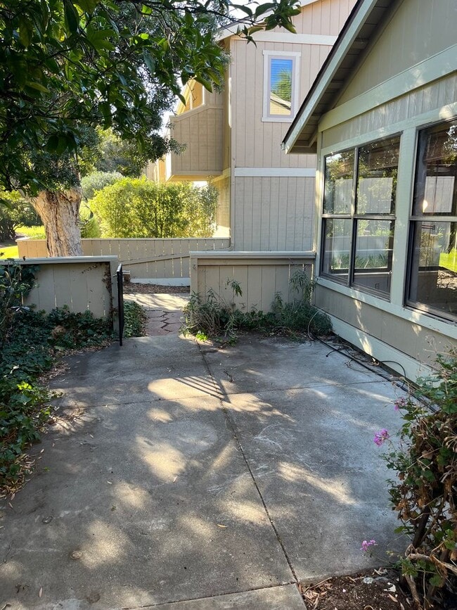 Building Photo - 2 Bedroom, 2 Bathroom home on King Court.