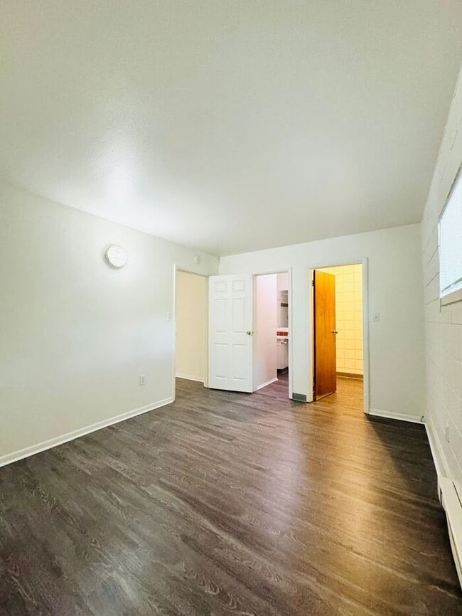 Building Photo - Move in specials - Pick One - 1st month free or $100 off monthly rent. Flexible lease terms are a...