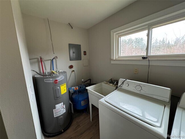 Building Photo - 7012 Tappon Dr