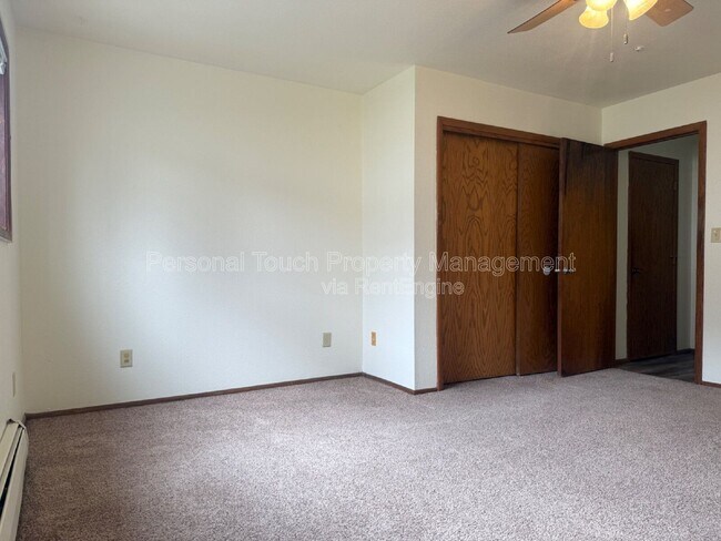 Building Photo - 301 6th St S