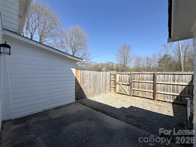 Building Photo - 300 N Main St