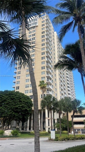 Building Photo - 770 Claughton Island Dr