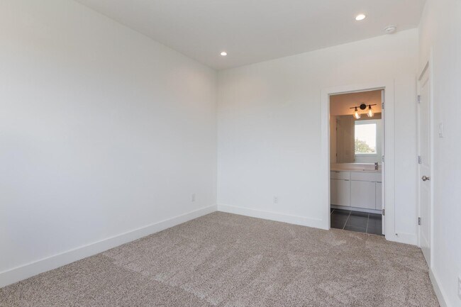 Building Photo - 5841 Dolores St