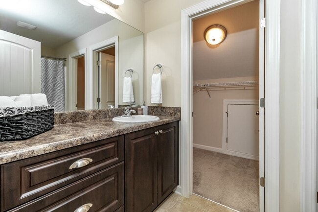 Building Photo - Beautiful 3 bedroom Townhome