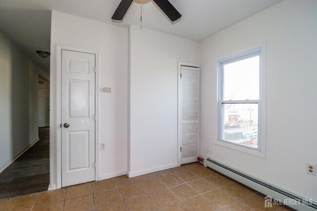 Building Photo - 364 Market St