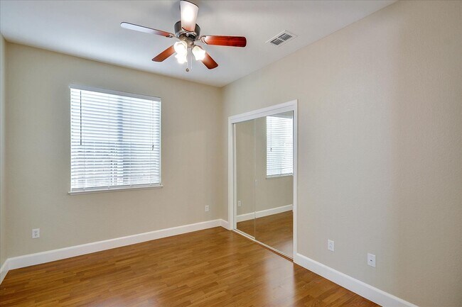Building Photo - OPEN & SPACIOUS, 4 BEDROOM, 3 BATH 2 STORY...
