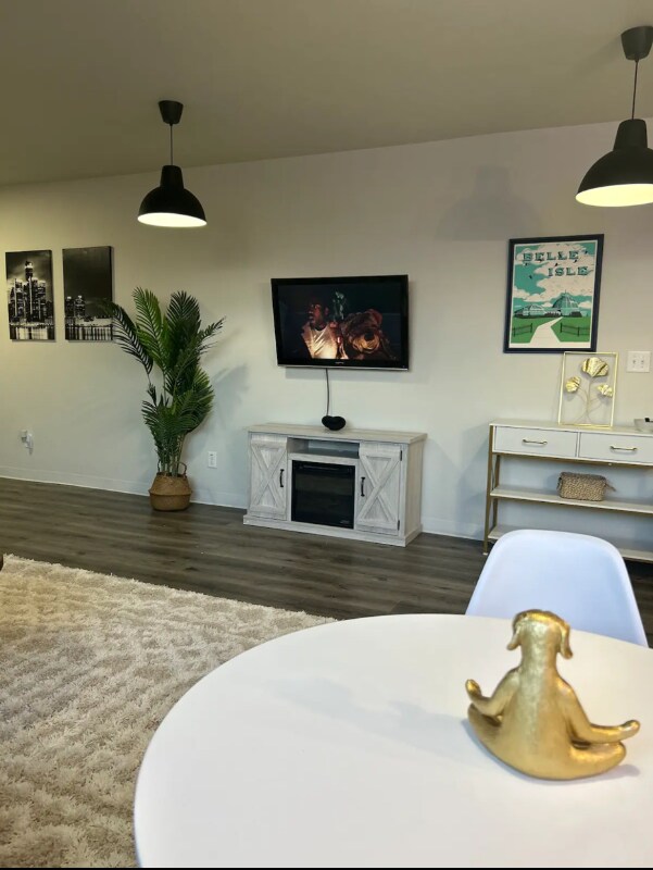 Building Photo - 5918 St Antoine