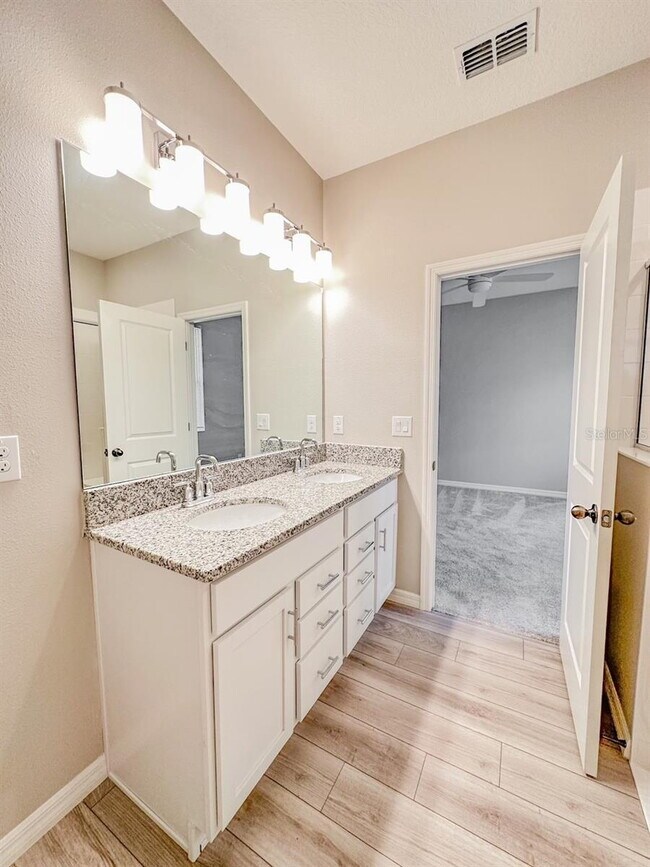 Building Photo - Gorgeous 4 Bed 2 Bath Home!