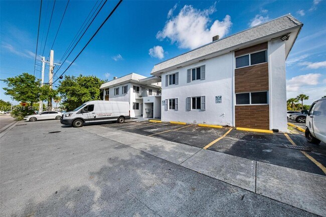 Building Photo - 1960 NE 161st St