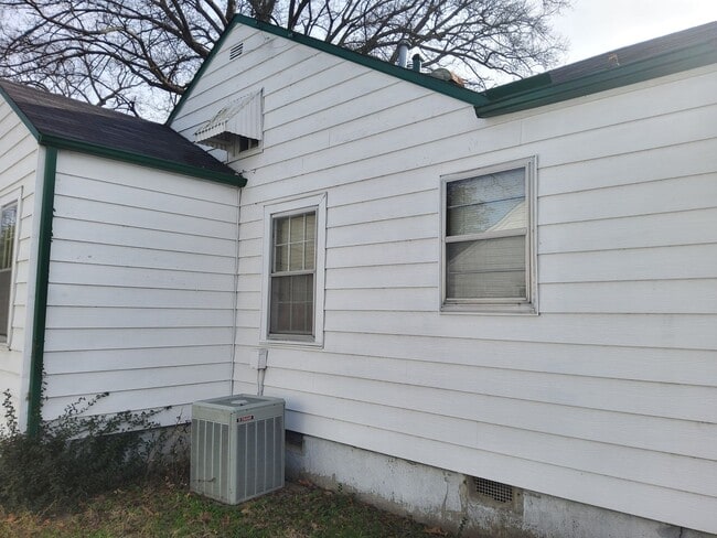 Building Photo - 807 Maria St