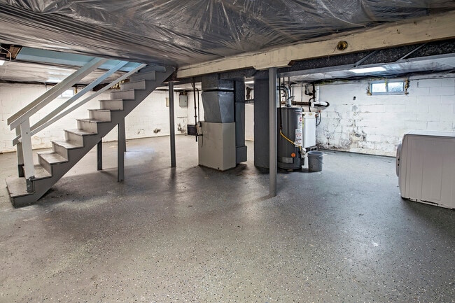 Building Photo - 16 W Linden Ave