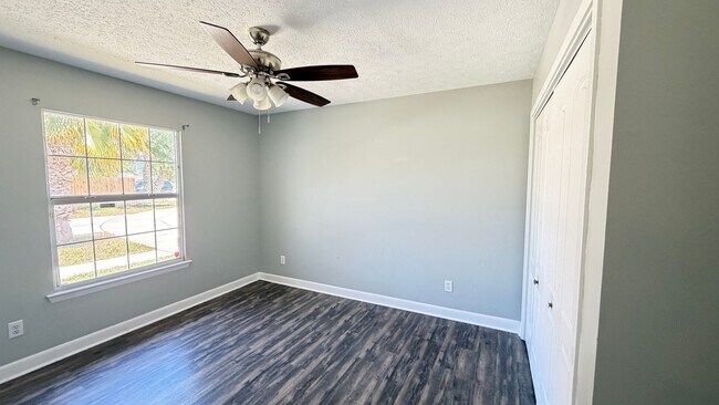 Building Photo - The Glads