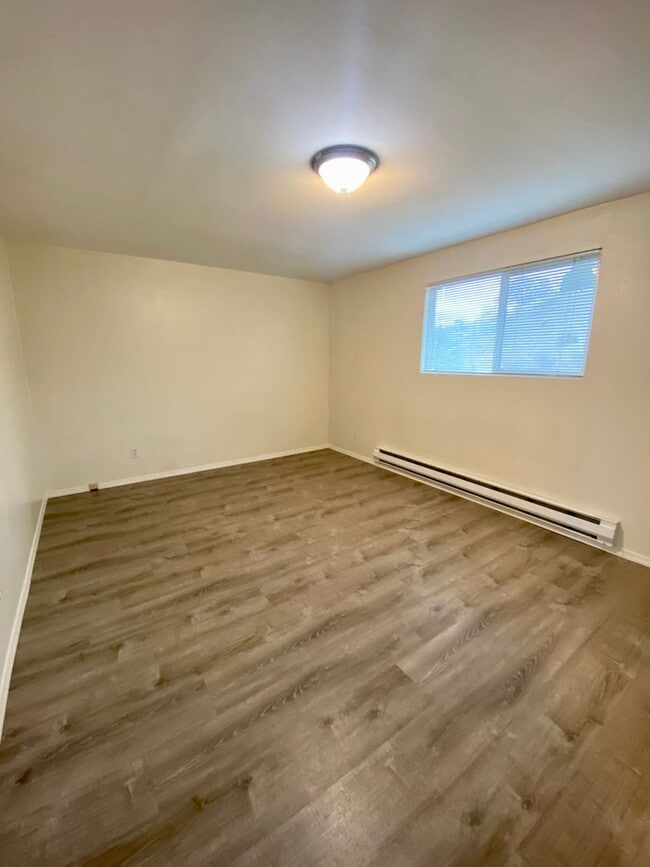 Building Photo - Hard to find 1 bdrm, 1 bath w/ garage!  1.7 miles from Sky Lakes Medical Center and Oregon Tech!