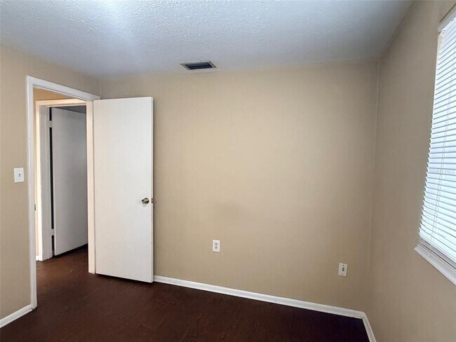 Building Photo - 10038 Kingswood Ln