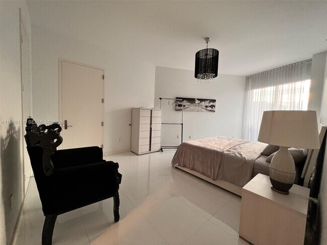 Building Photo - 15811 Collins Ave