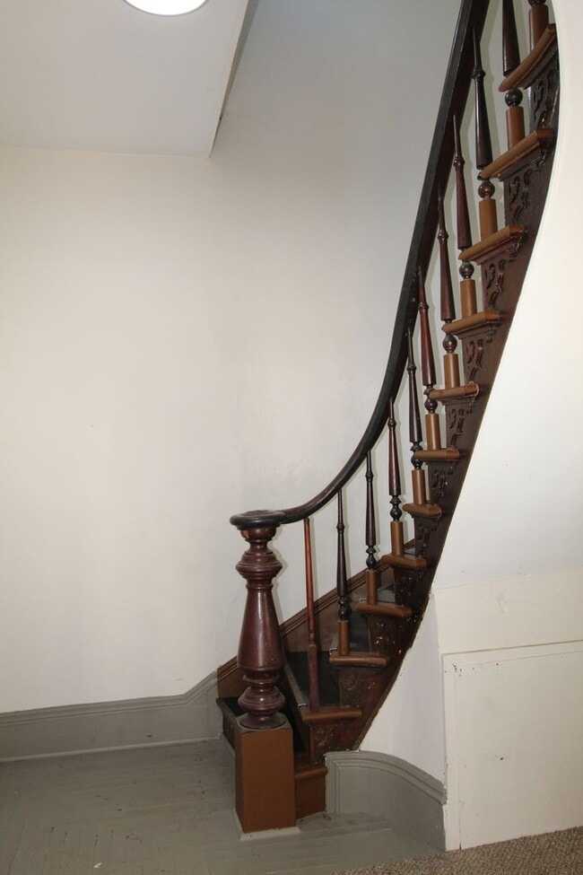 Building Photo - Two Bedroom Duplex