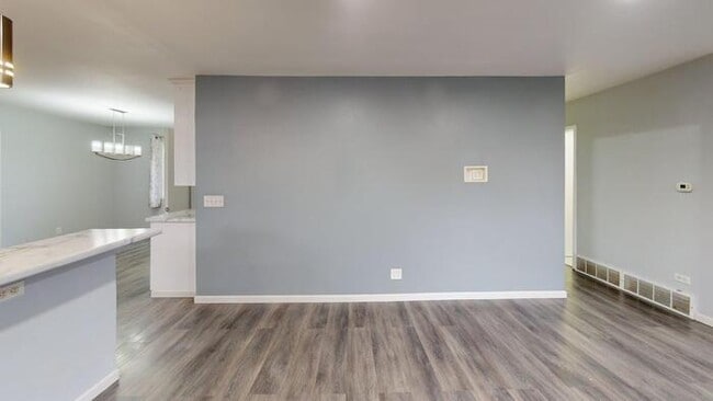 Building Photo - 905 Lincoln Ave