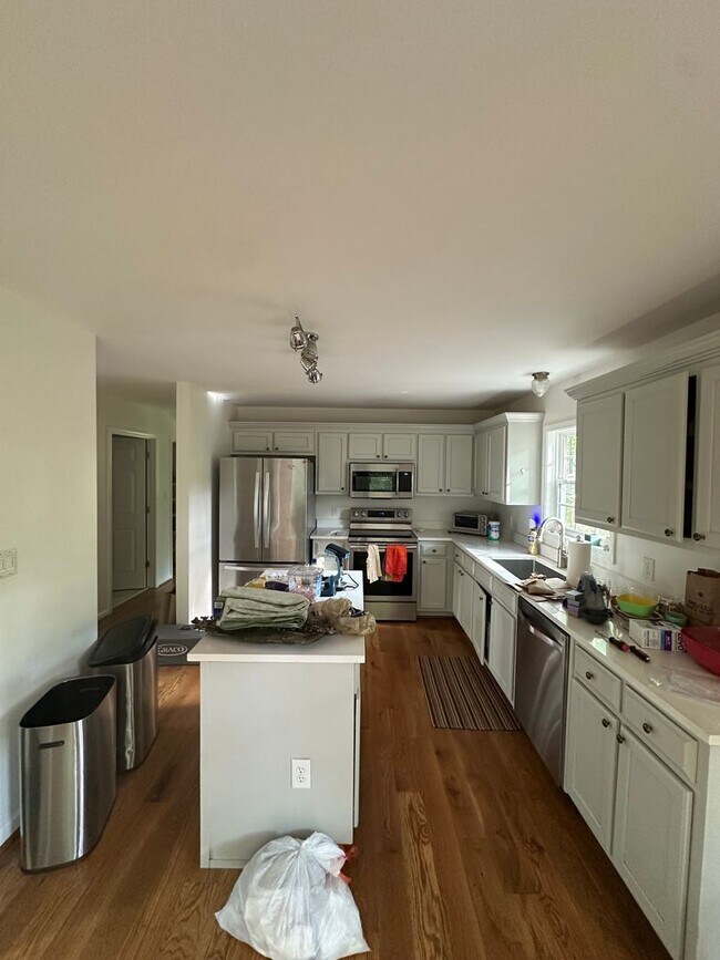 Building Photo - 250 Hodgson Dr