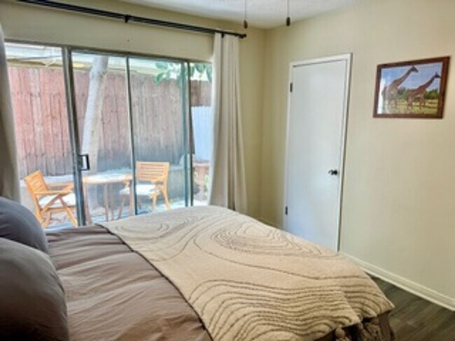 Building Photo - 8207 De Longpre Ave