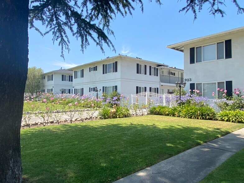 Property Entrance - 933 W Huntington Dr