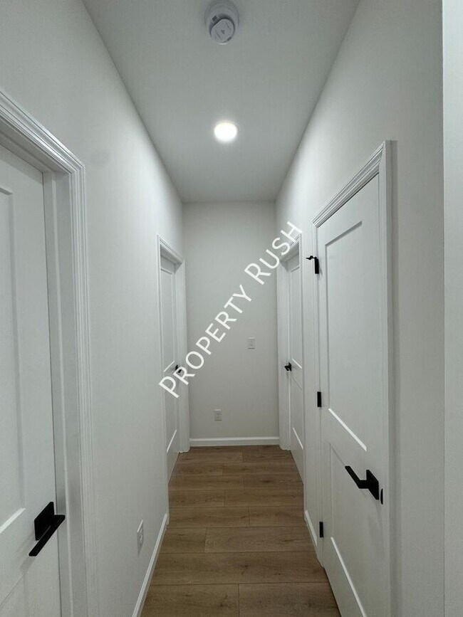 Building Photo - 1852 Wilberforce St