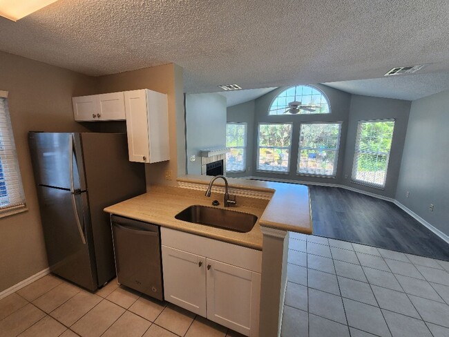 Building Photo - Remodeled beach condo steps away from the beach!!!