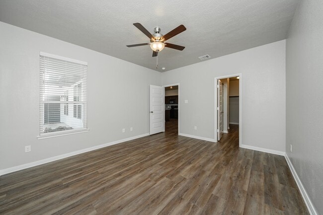 Building Photo - Spacious Townhome Available Now!