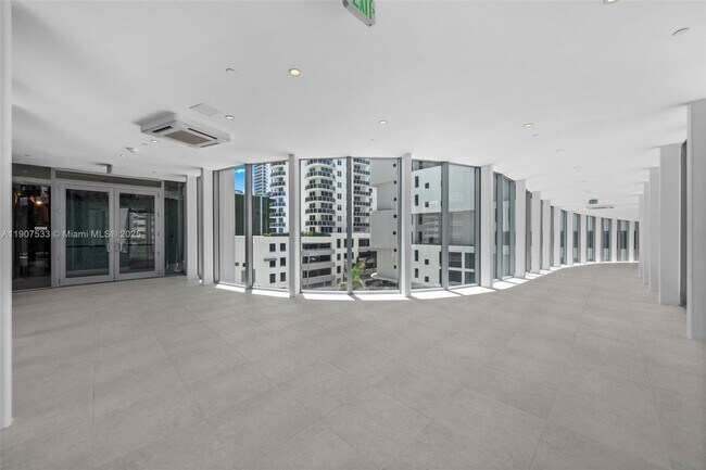 Building Photo - 700 NE 24th St