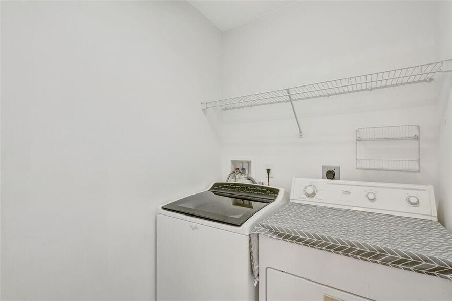 Building Photo - 665 NE Horizon Ln