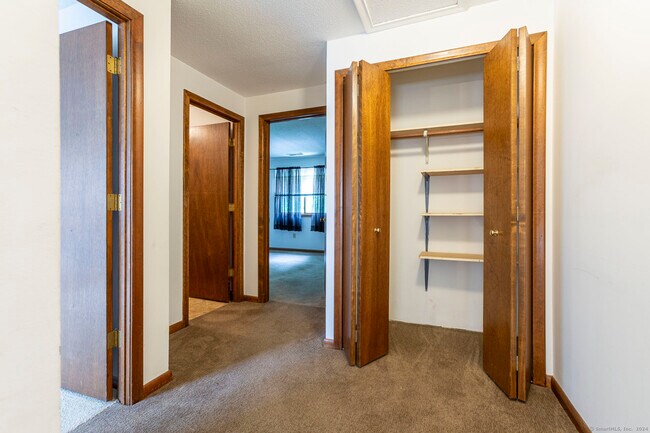 Building Photo - 1 Oak Frst Dr