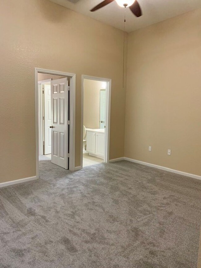 Building Photo - 2 bed 2.5 bath Townhome in Stonebridge Lak...