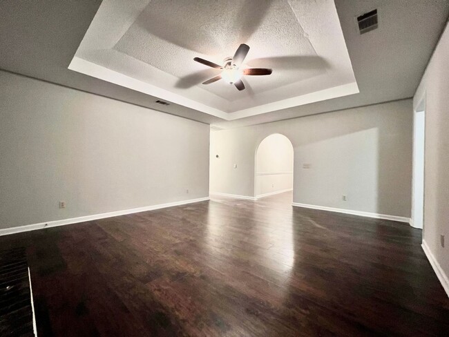 Building Photo - AVAILABLE JUNE [NO PETS PERMITTED]