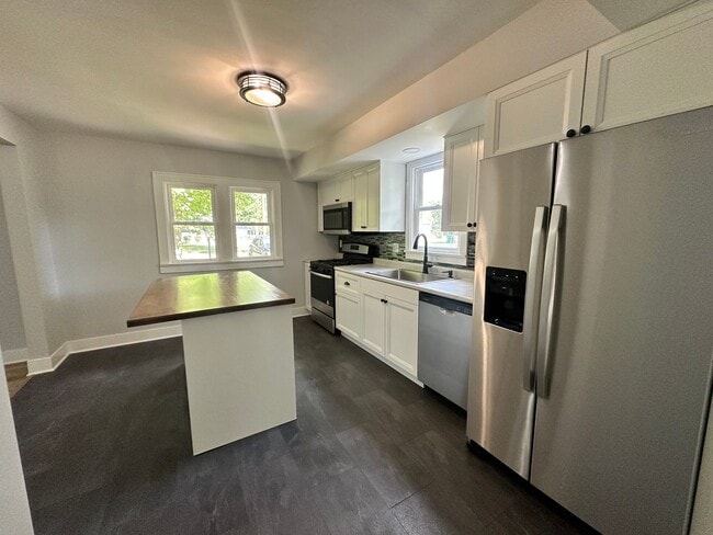 Building Photo - Three Bedroom Three Bath