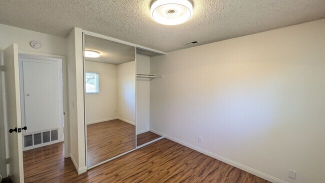 Building Photo - Move In Special!!!   Refreshed Single Level Home