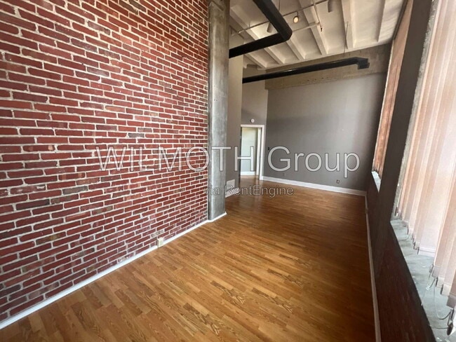 Building Photo - 611 N Park Ave