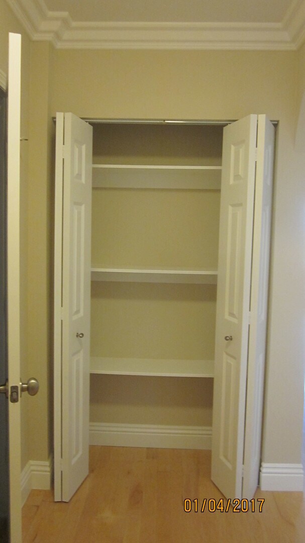 Building Photo - HILLCREST - 1 BED / 1 BATH TOP FLOOR CONDO.