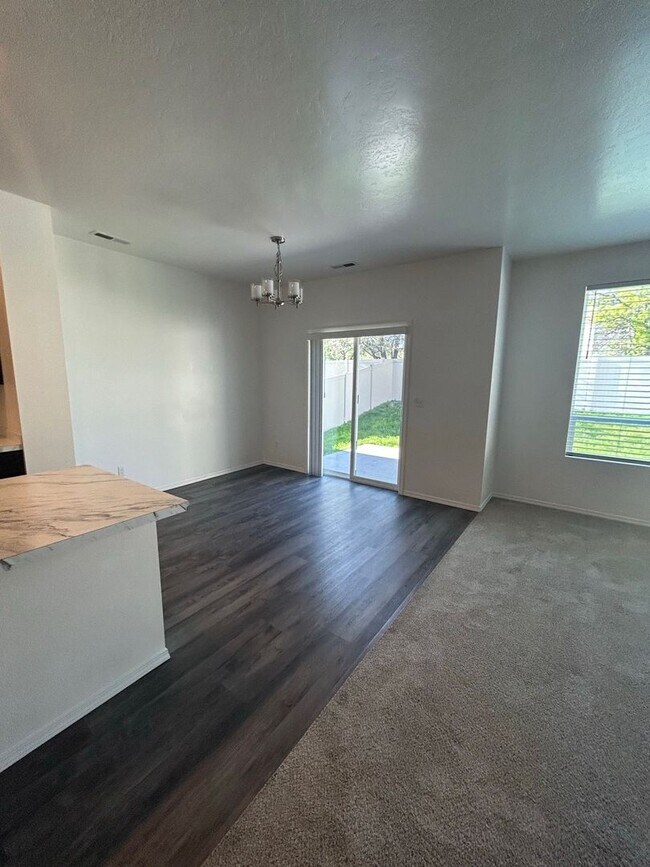 Building Photo - 3 Bedroom plus Loft For Rent! Victory Sout...