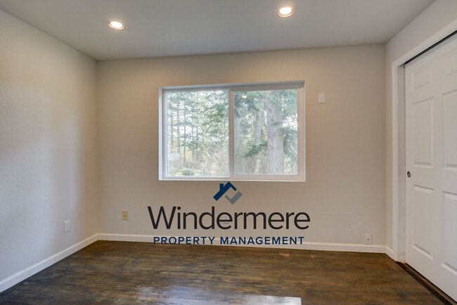 Building Photo - Charming 3 Bedroom 2 Bathroom Home in Sierra with Water View