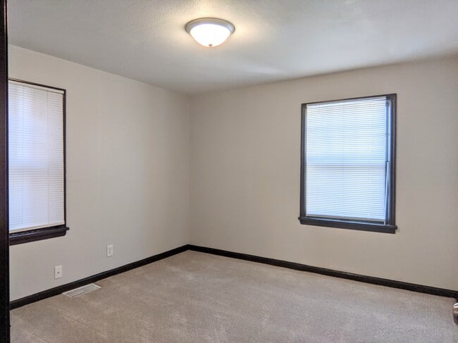 Building Photo - Hanscom Park Full Duplex