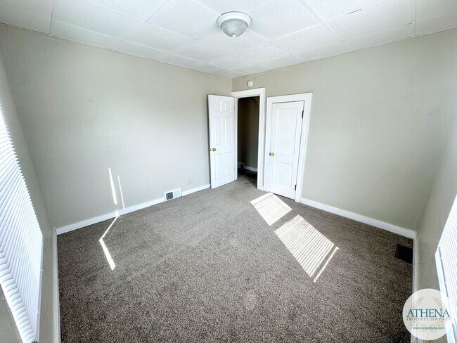 Building Photo - 2 Bed / 1 Bath House Off North Main Street