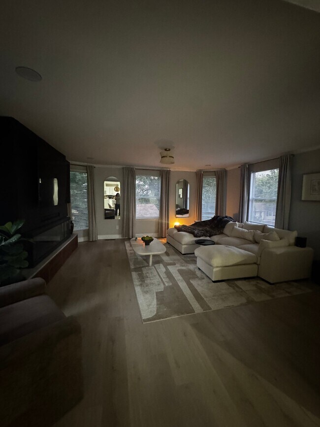 Building Photo - 1158 Custer Dr
