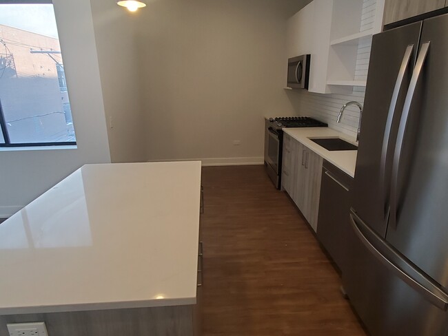 Building Photo - 1023 N Ashland Ave